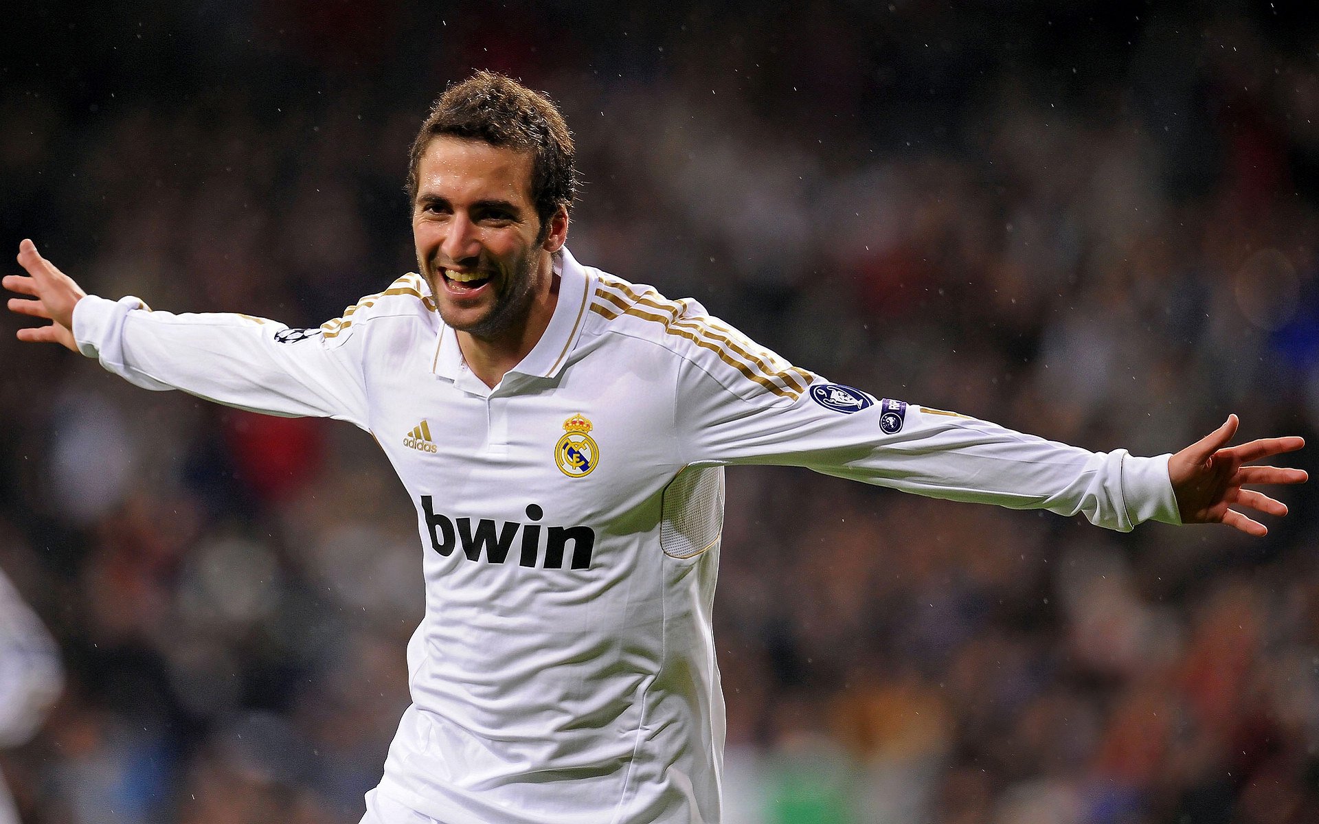 “快艇冲浪：东三叉湖赛场迎来最燃的水上竞速”